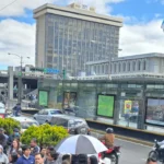 Simulacro Nacional por Sismo 2026 en Ciudad de Guatemala con evacuación de personas frente al Banco de Guatemala