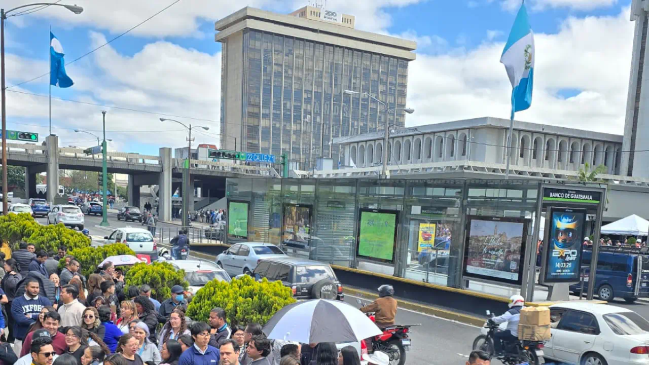 Simulacro Nacional por Sismo 2026 en Ciudad de Guatemala con evacuación de personas frente al Banco de Guatemala